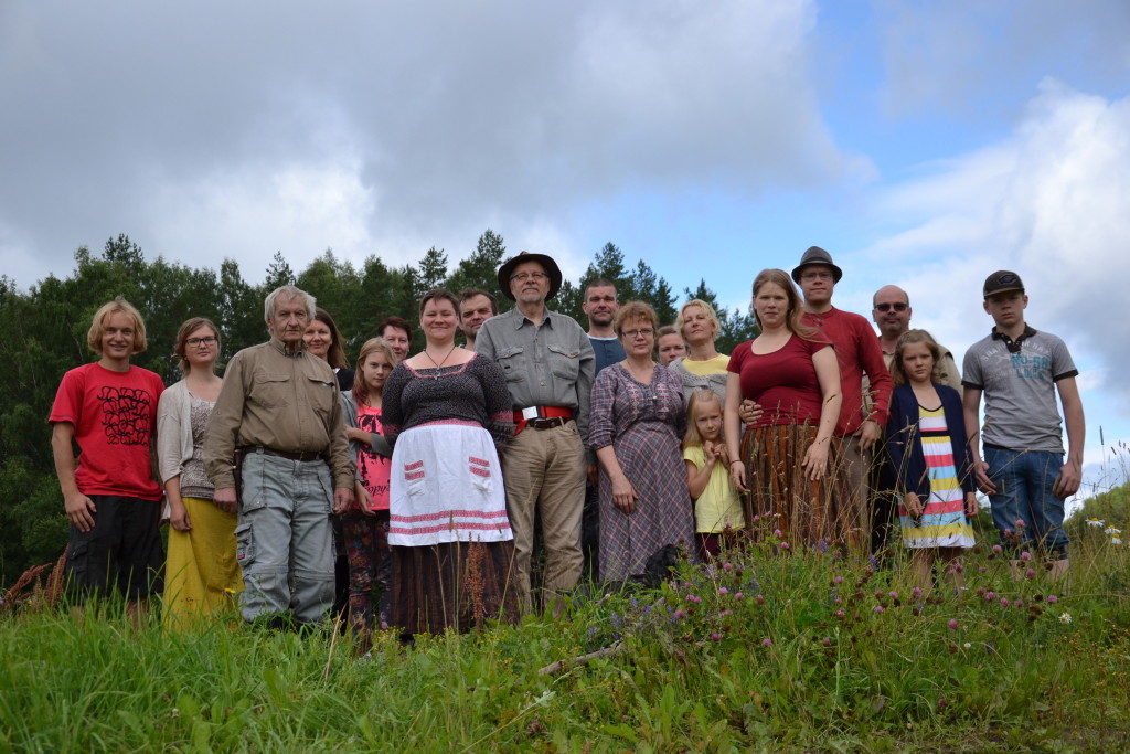 Vuoden 2015 kesäleirin osallistujia viimeisen Karulassa vietetyn päivän yhteiskuvassa.