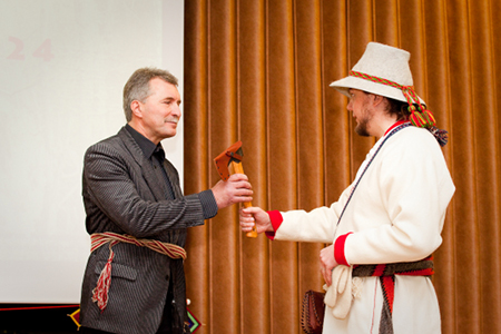 Virolaiset palkitsivat pyhien paikkojen suojelijoita