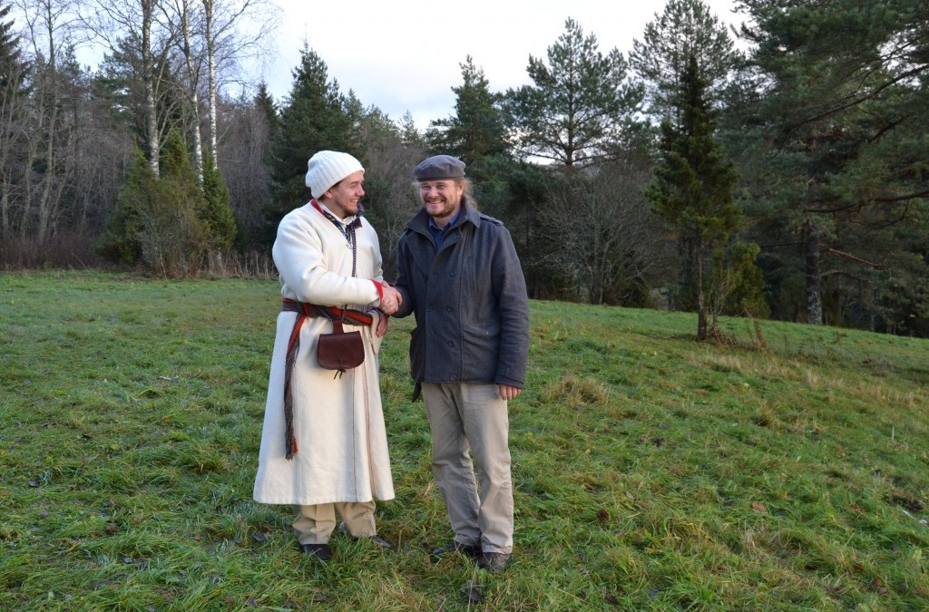 “Joka ei kanna omaa perintöä, kantaa toisten perintöä” – Käännös Ahto Kaasikin haastattelusta