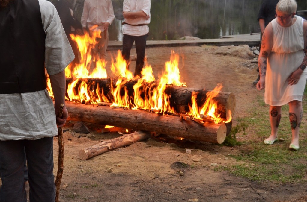 Hela kokosi ihmisiä Valkeakoskelle