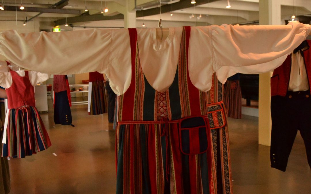 Hämäläisiä kansallispukuja