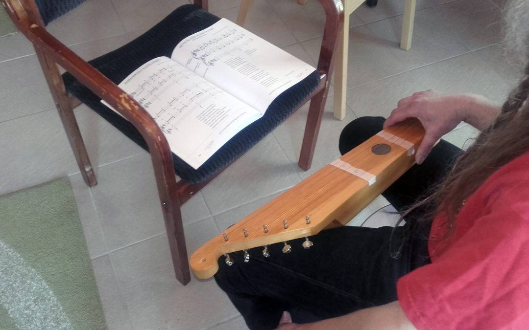 Kantelekurssilla opittiin karhunpeijaispolska