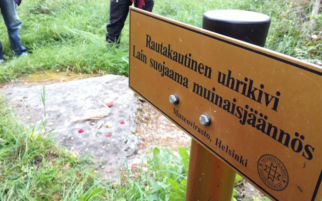 Suunnittele ulkoasu Suomen ensimmäiselle pyhän luonnonpaikan kyltille