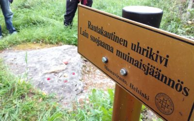 Suunnittele ulkoasu Suomen ensimmäiselle pyhän luonnonpaikan kyltille
