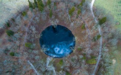 Hiisien kuvakilpailun voittokuvassa kimaltelee sininen järvensilmä