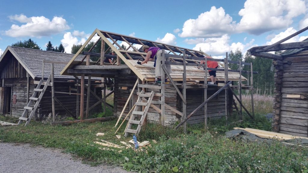 Pärekattoa valmistui talkoolaisten toimesta nopeaan tahtiin.