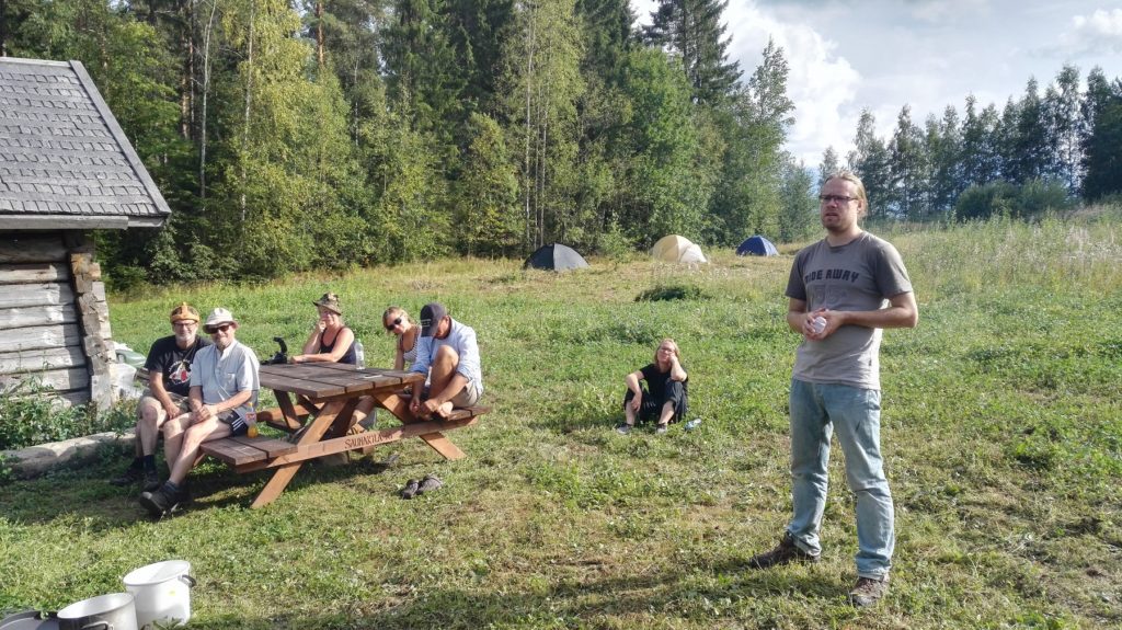 Taivaannaulan Anssi Alhonen puhui saunan henkisistä merkityksistä kesäleirillä 2018.