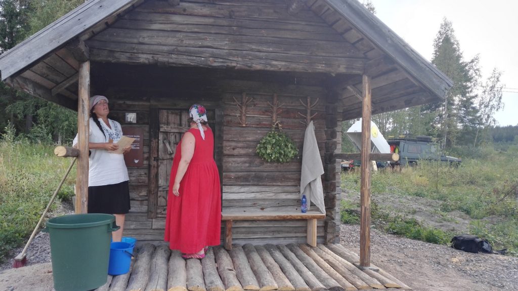 Taivaannaulan runolaulajat vihivät käyttöön kunnostetun Rasinkankaan saunan.