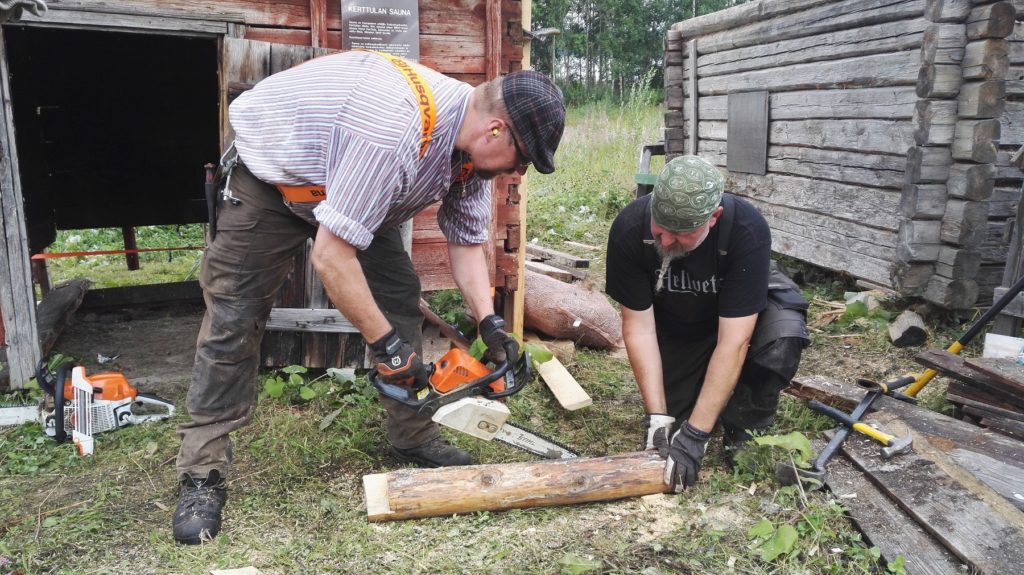 Perinnerakentajat työn touhussa.