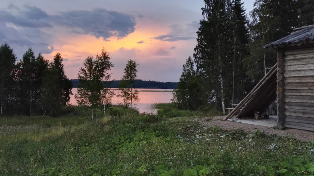 Aurinko laskee Päijänteellä.