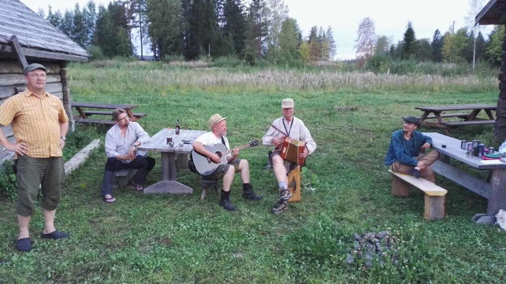 Taivaannaulan väkeä musisoimassa illan ratoksi.