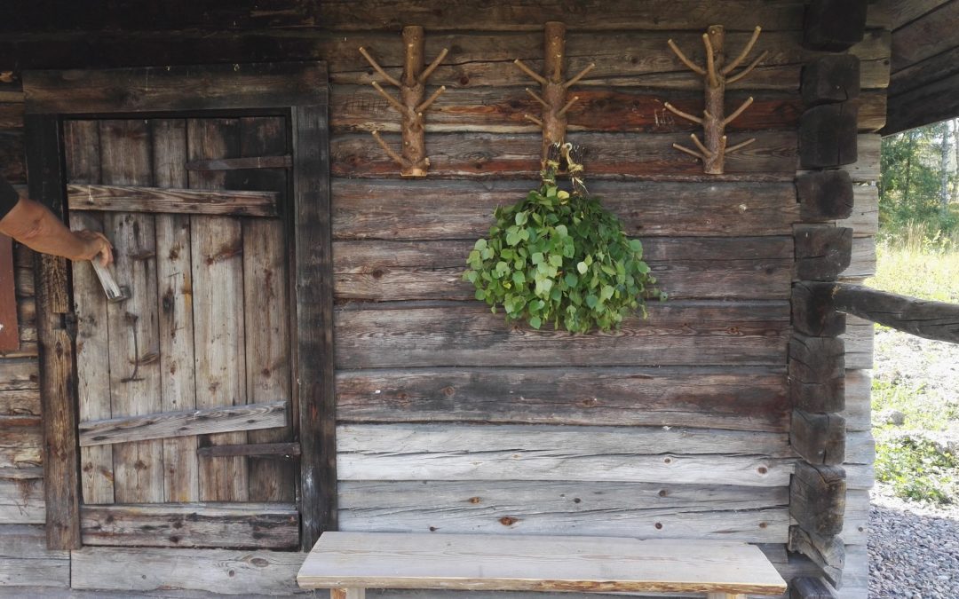 Kesäleirillä pelastettiin vanhoja saunoja