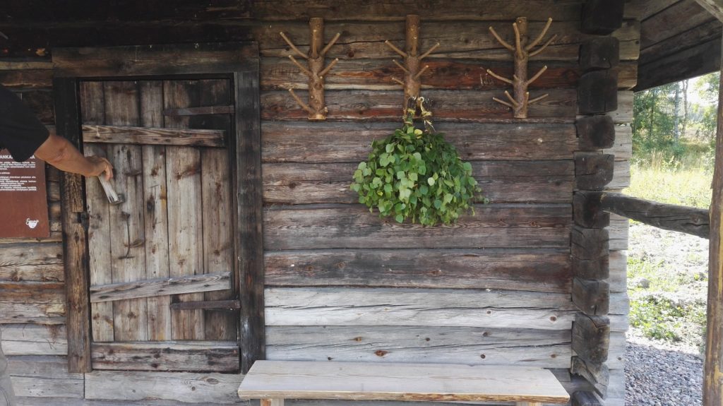 Varovasti ensimmäistä kertaa lämmitetty sauna antoi pehmeät ja lempeät löylyt.