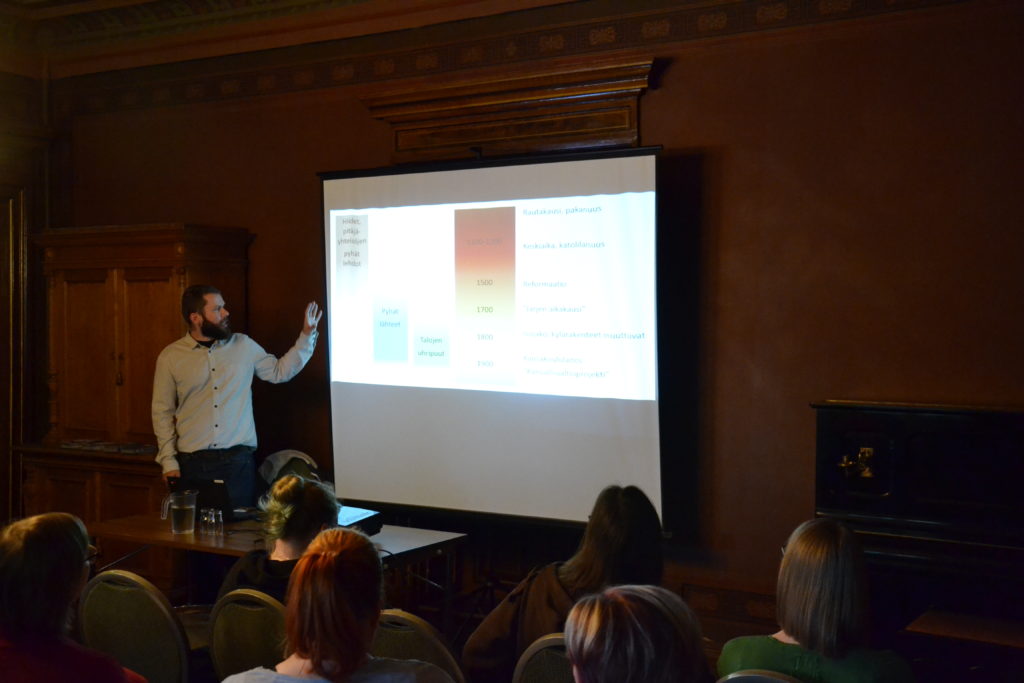 John Björkman esittelemässä suhtautumista pyhiin luonnonpaikkoihin eri aikakausina.