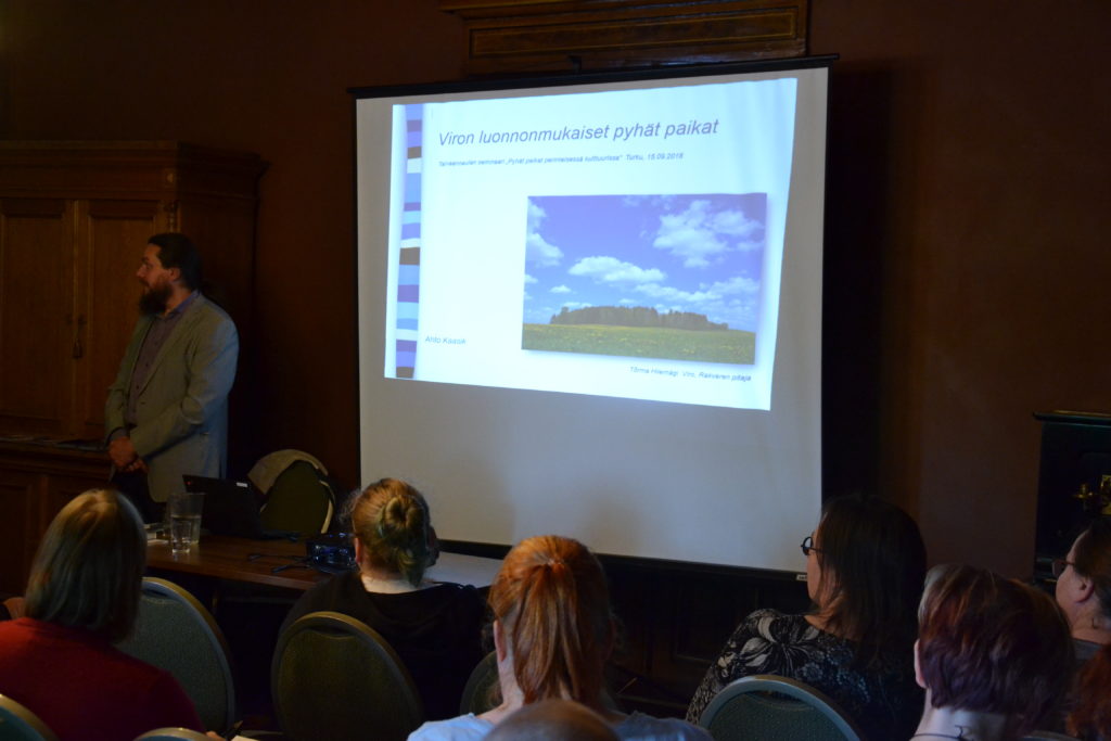 Ahto Kaasikin esitys Viron pyhistä luonnonpaikoista kiinnosti suomalaista yleisöä.